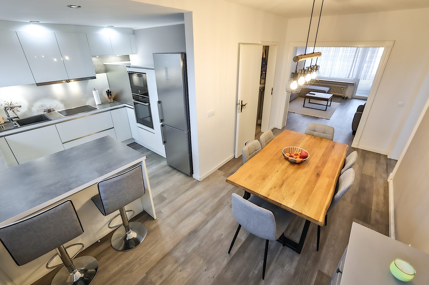Essbereich Gütelhöfer Immobilien - Immobilienangebot - Swisttal / Heimerzheim - Alle - Modernisierte Eigentumswohnung mit Loggia, Einbauküche und Kfz-Stellplatz in Heimerzheim