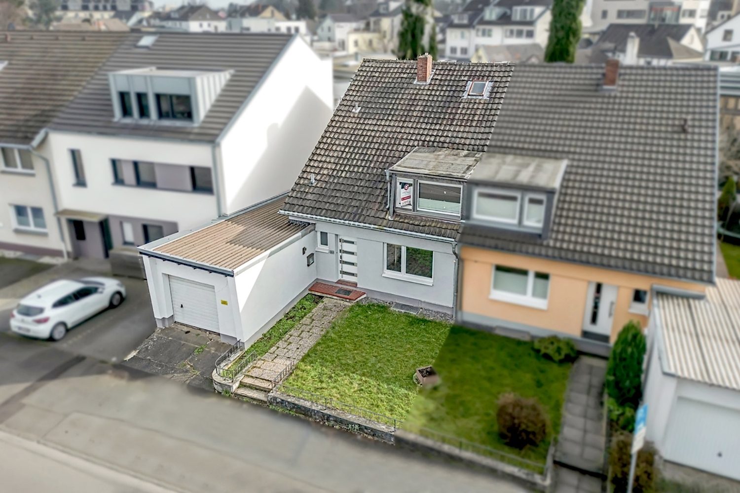 Hausansicht Gütelhöfer Immobilien - Immobilienangebot - Bornheim - Alle - Modernisierte Doppelhaushälfte im Herzen von Bornheim mit Einbauküche und Garage - sofort bezugsfrei