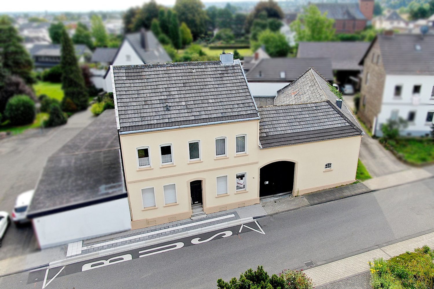 Gütelhöfer Immobilien - Immobilienangebot - Bornheim / Kardorf - Alle - NEUER PREIS! Bezugsfreies Einfamilienhaus mit Innenhof, Nebengebäuden und viel Potenzial in Kardorf