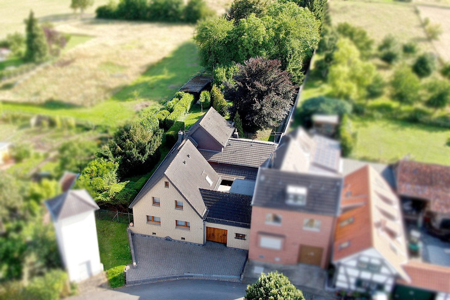 Hausansicht Gütelhöfer Immobilien - Immobilienangebot - Bornheim / Dersdorf - Alle - Charmante Hofanlage mit viel Privatsphäre, Tierhaltungsmöglichkeiten und riesigem Garten in Dersdorf