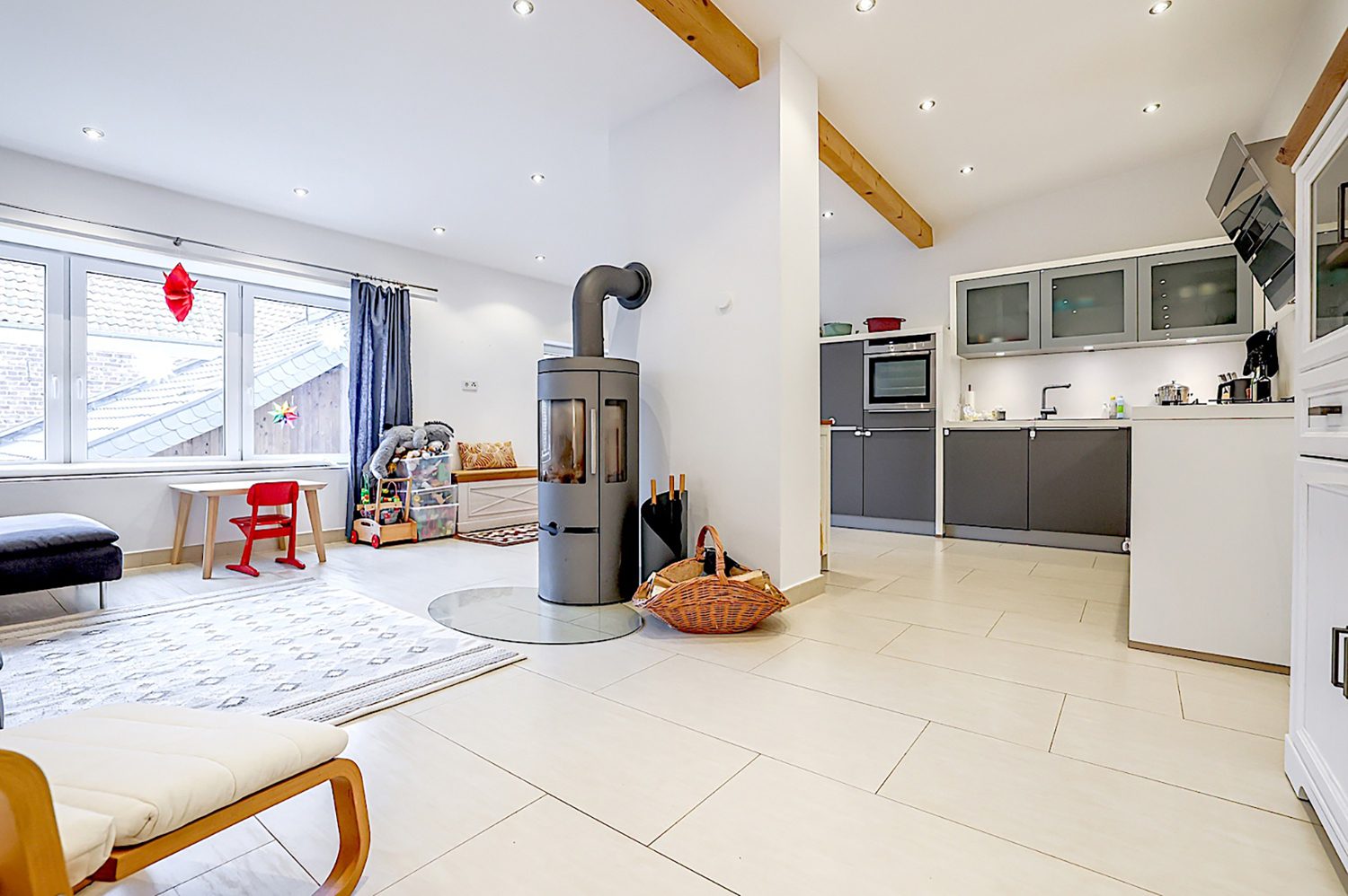 Gütelhöfer Immobilien - Immobilienangebot - Rheinbach / Flerzheim - Alle - Wohnen und vermieten? Saniertes Zweifamilienhaus mit Garage und vielen Möglichkeiten in Flerzheim