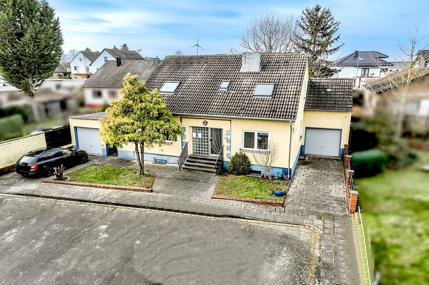 Gütelhöfer Immobilien - Immobilienangebot - Euskirchen / Dom-Esch - Alle - Wohnen und vermieten? Charmantes Zweifamilienhaus mit 2 Garagen und großem Garten in Dom-Esch