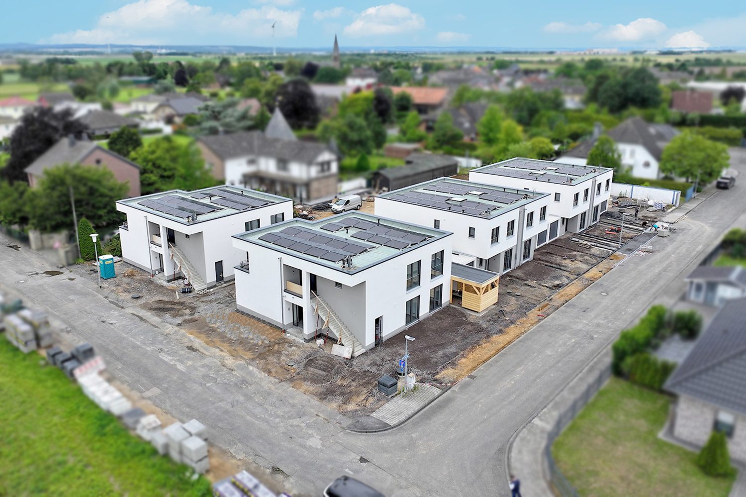 Luftaufnahme Gütelhöfer Immobilien - Immobilienangebot - Swisttal / Straßfeld - Alle - Erstbezug! Energieeffiziente 143m² Doppelhaushälfte mit Garten, Einbauküche und Garage in Straßfeld