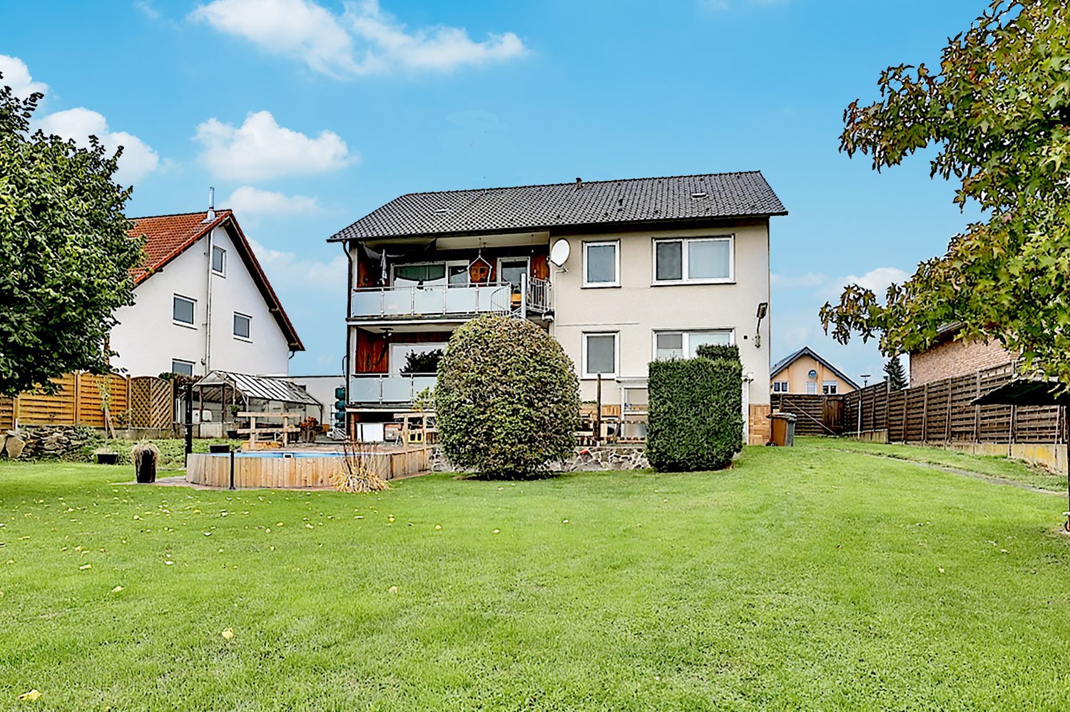Titelbild Gütelhöfer Immobilien - Immobilienangebot - Meckenheim / Altendorf - Alle - Für Familien! Frisch sanierte 4-Zimmer Wohnung mit Balkon, 2.344m² Gartenmitbenutzung und Garage