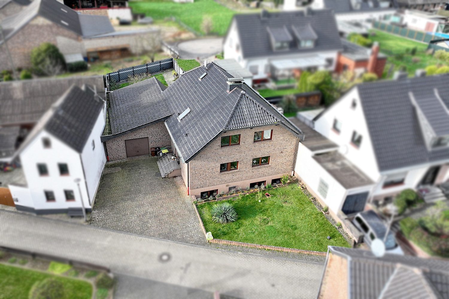 Titelbild Gütelhöfer Immobilien - Immobilienangebot - Swisttal / Dünstekoven - Alle - Kurzfristig bezugsfrei! Großzügiges Einfamilienhaus mit großem Garten und Garage in ruhiger Lage