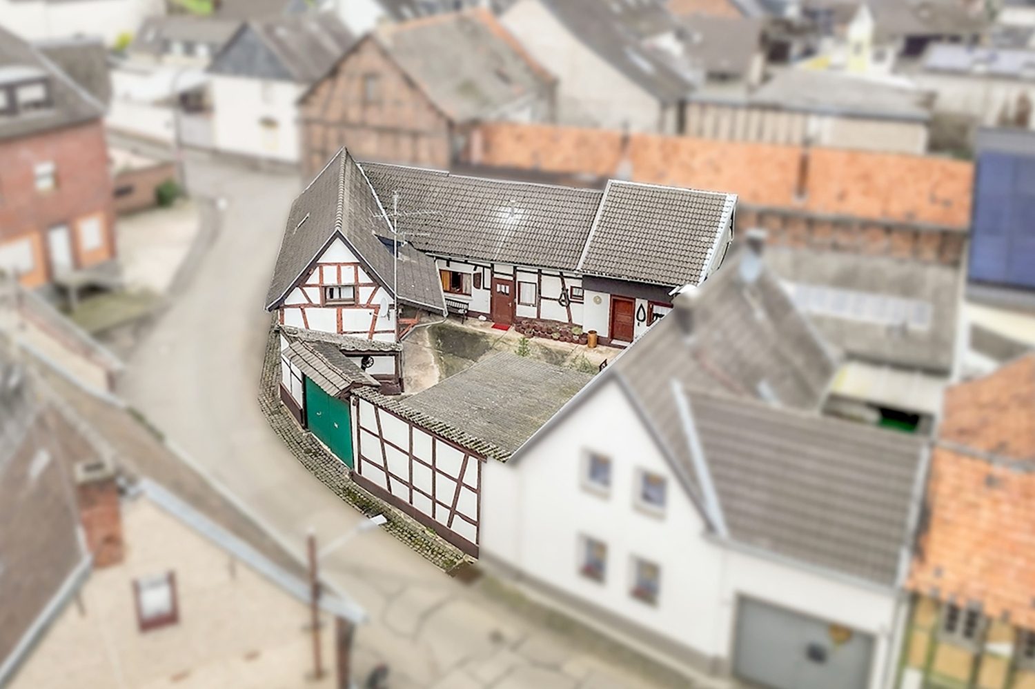 Gütelhöfer Immobilien - Immobilienangebot - Bornheim / Waldorf - Alle - Gemütlich Wohnen! Charmantes Fachwerkhaus mit Innenhof, Nebengebäuden und viel Potenzial in Waldorf