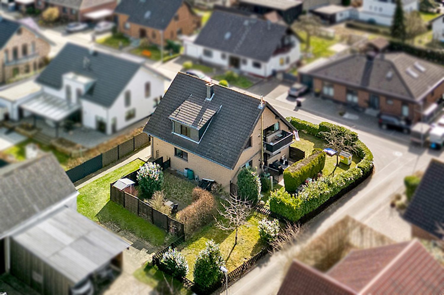 Luftaufnahme Gütelhöfer Immobilien - Immobilienangebot - Kalenborn - Alle - Wohnen und Vermieten! Solides Zweifamilienhaus mit 2 Einbauküchen, Kaminöfen und großem Garten