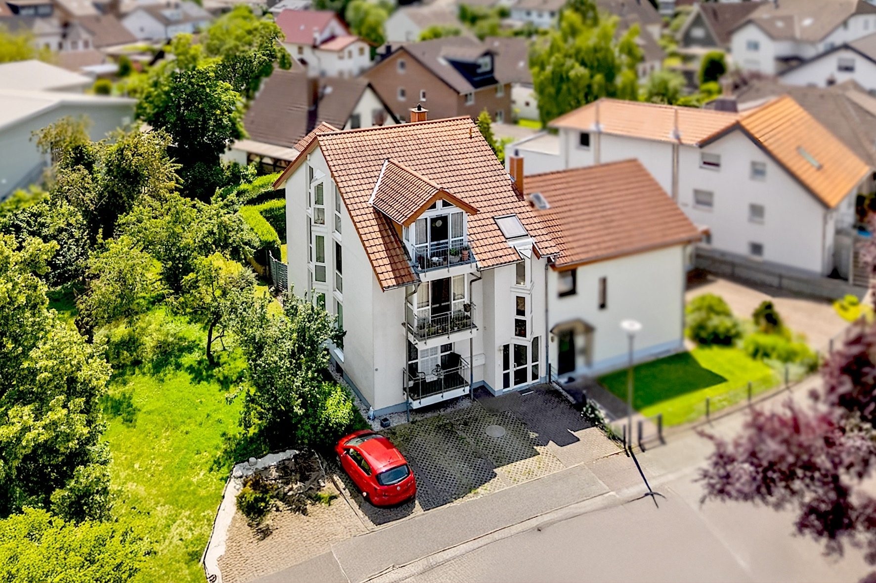 Gütelhöfer Immobilien - Immobilienangebot - Rheinbach / Flerzheim - Alle - Attraktiv u. voll vermietet! Dreifamilienhaus mit Garten, Balkonen und KFZ-Stellplätzen in Flerzheim