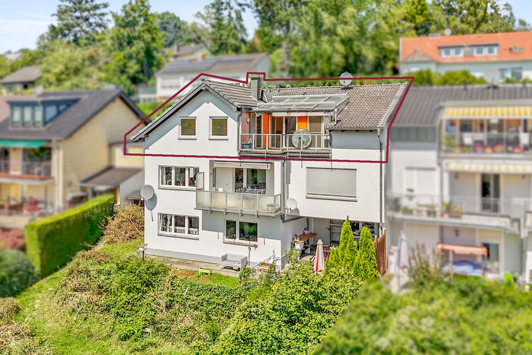 Gütelhöfer Immobilien - Immobilienangebot - Wachtberg / Pech - Alle - Stilvolle 124m² Dachgeschosswohnung mit Kaminofen, Garage und Dachterrasse in Aussichtslage von Pech
