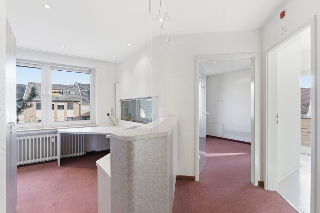 Gütelhöfer Immobilien - Immobilienangebot - Meckenheim - Alle - Multifunktionales Ein- oder Mehrfamilienhaus mit ehemaliger Praxis und viel Potenzial in Top-Lage