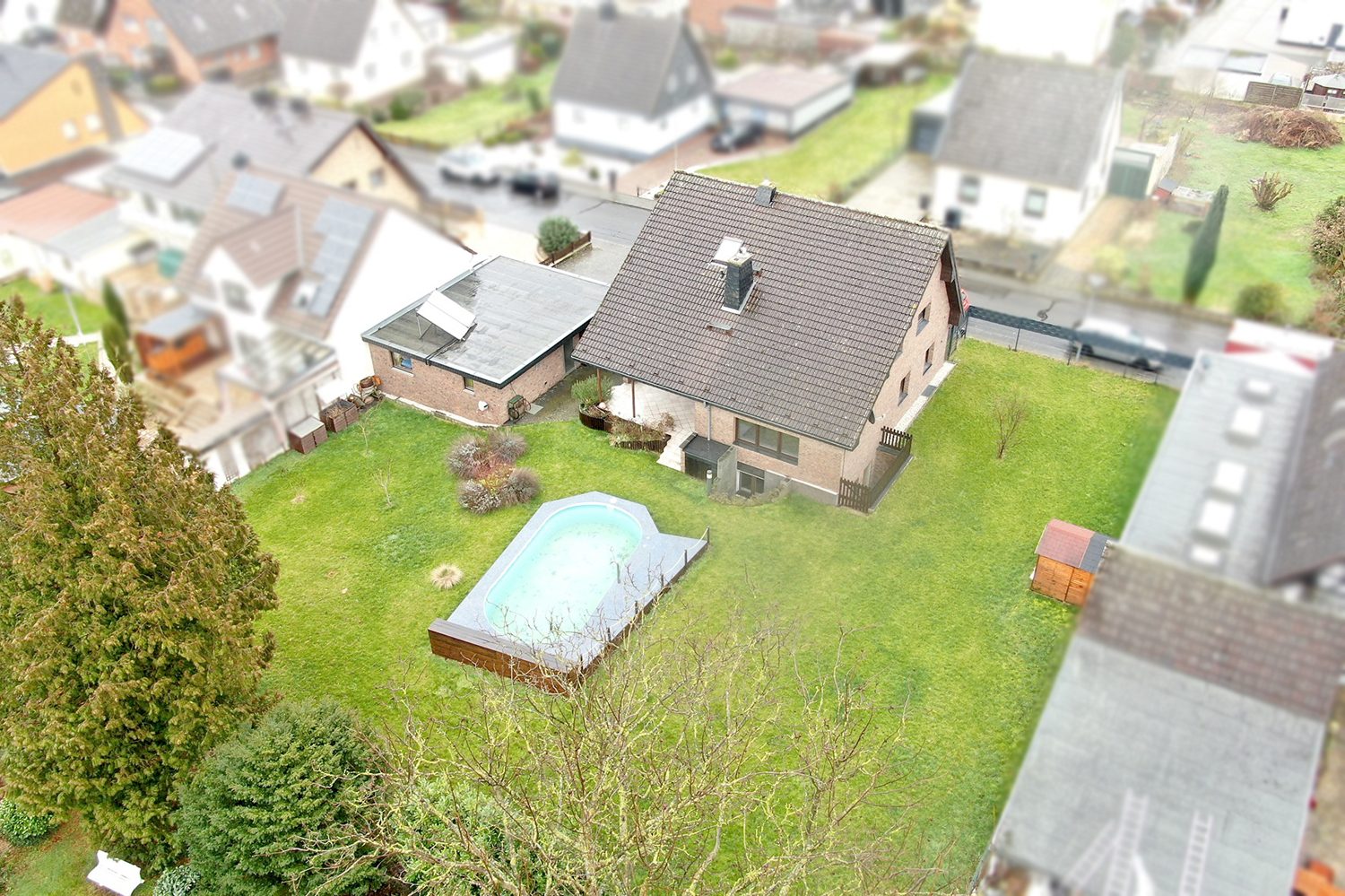 Gütelhöfer Immobilien - Immobilienangebot - Weilerswist / Metternich - Alle - Modernisierter Familientraum mit Einbauküche, riesigem Garten, Pool, offenem Kamin und 2 Garagen