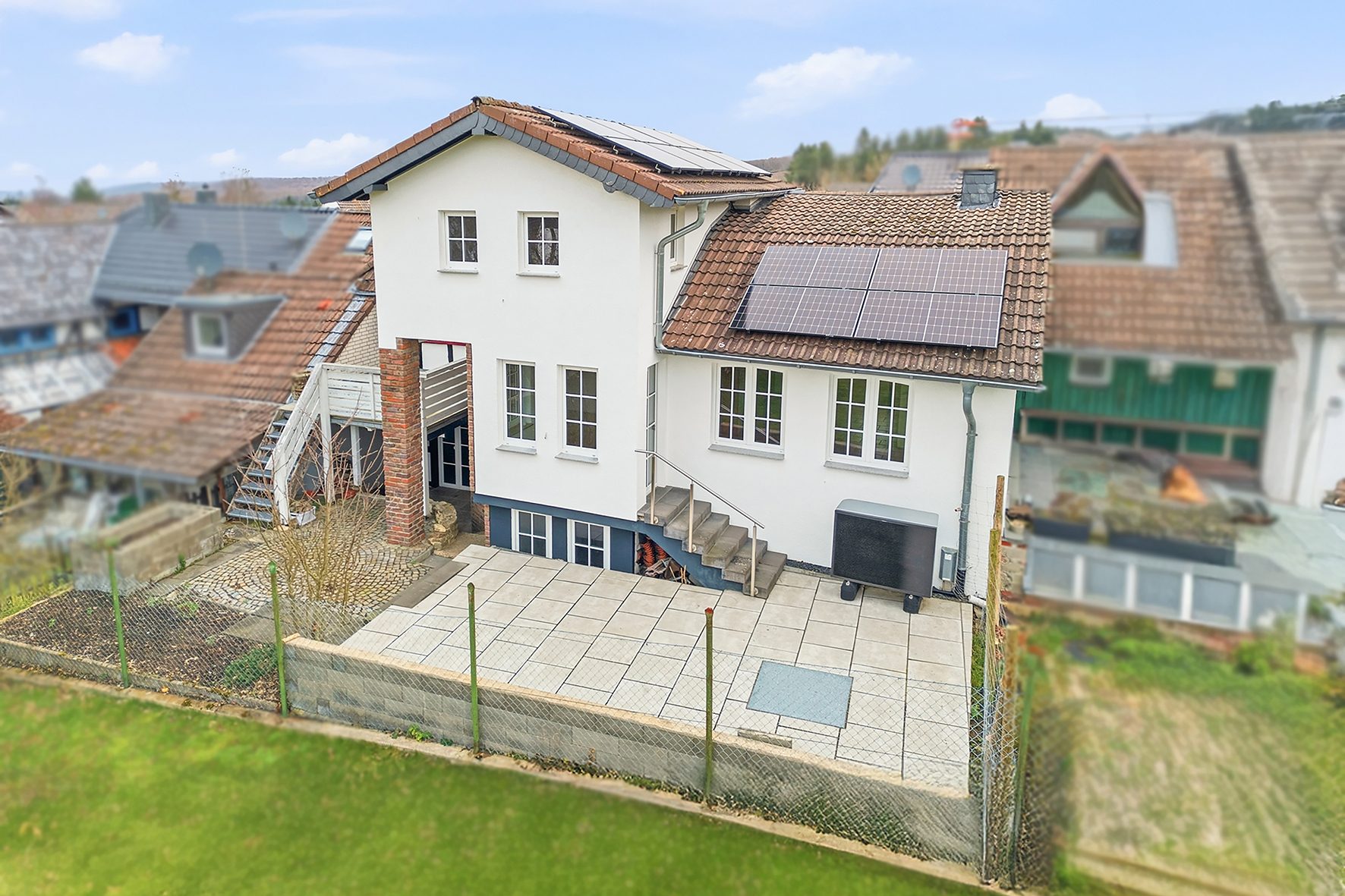 Titelbild Gütelhöfer Immobilien - Immobilienangebot - Bad Münstereifel / Mahlberg - Alle - NEUER PREIS! Bezugsfreies Einfamilienhaus mit Wärmepumpe, PV-Anlage, Kachelofen und Terrasse
