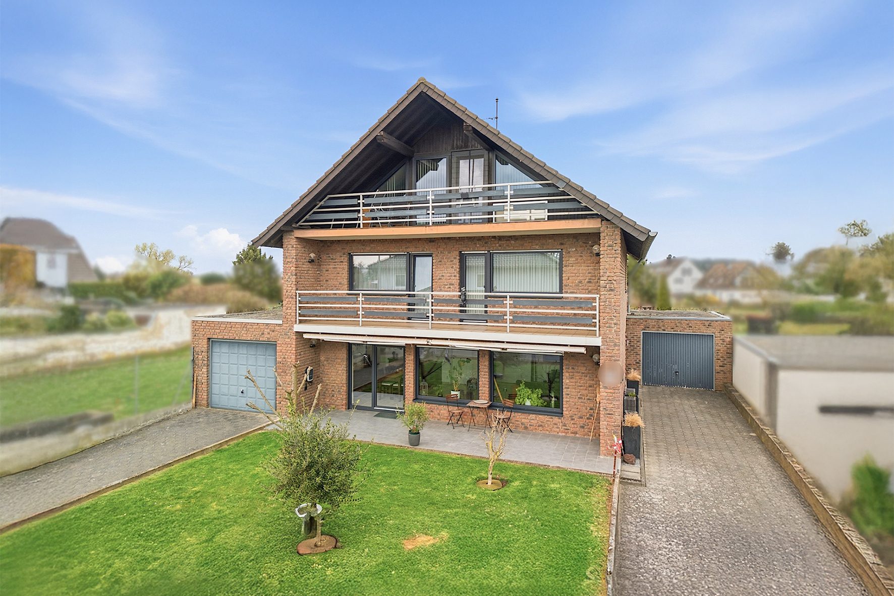 Titelbild Gütelhöfer Immobilien - Immobilienangebot - Swisttal / Heimerzheim - Alle - Großzügiges Mehrgenerationenhaus mit 2 Einbauküchen, 2 Garagen und Kaminofen in Heimerzheim