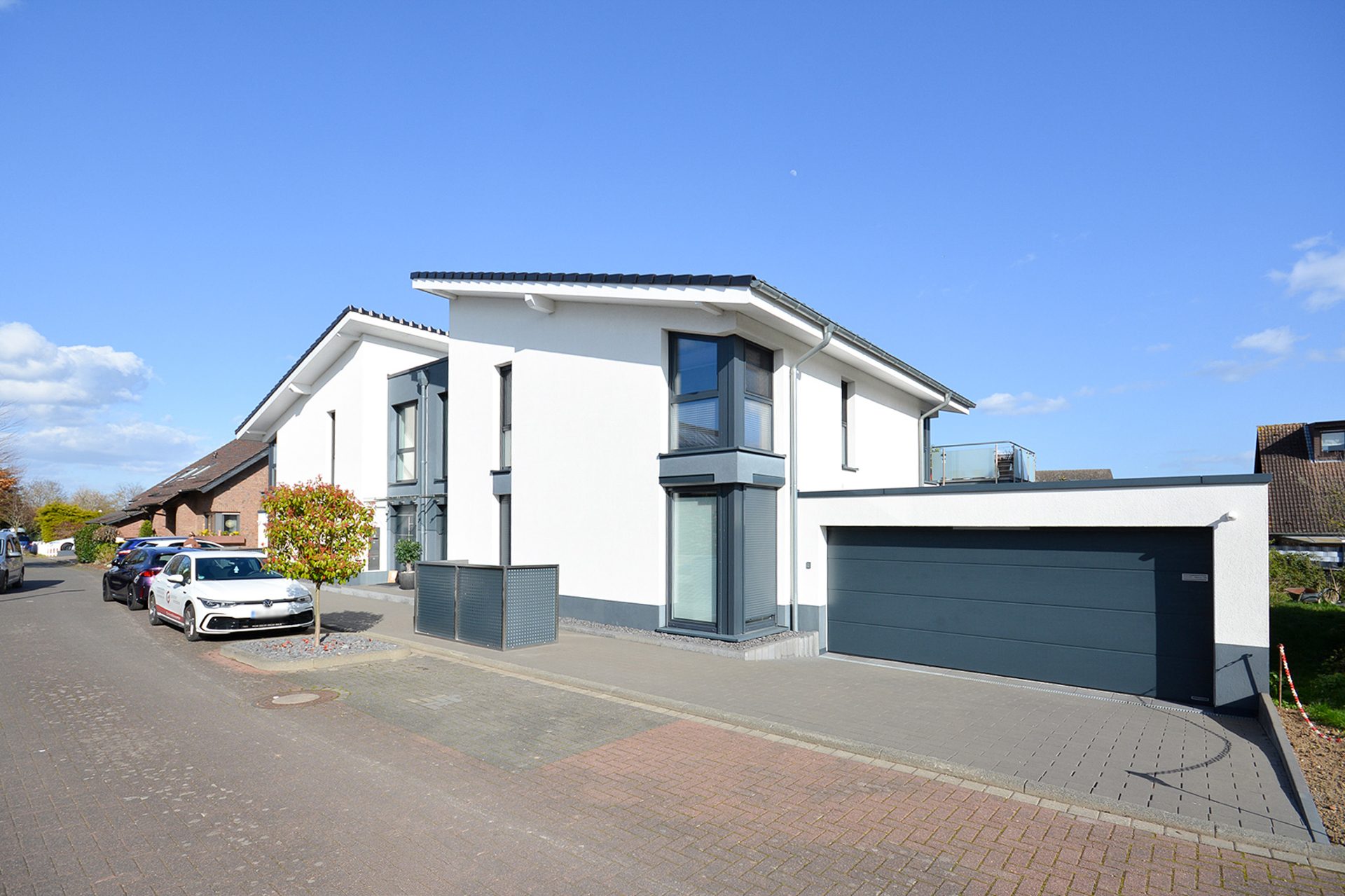 Gütelhöfer Immobilien - Immobilienangebot - Weilerswist / Lommersum - Alle - Neuwertige und großzügige Dreiraumwohnung mit Dachterrasse und Garage in Weilerswist / Lommersum