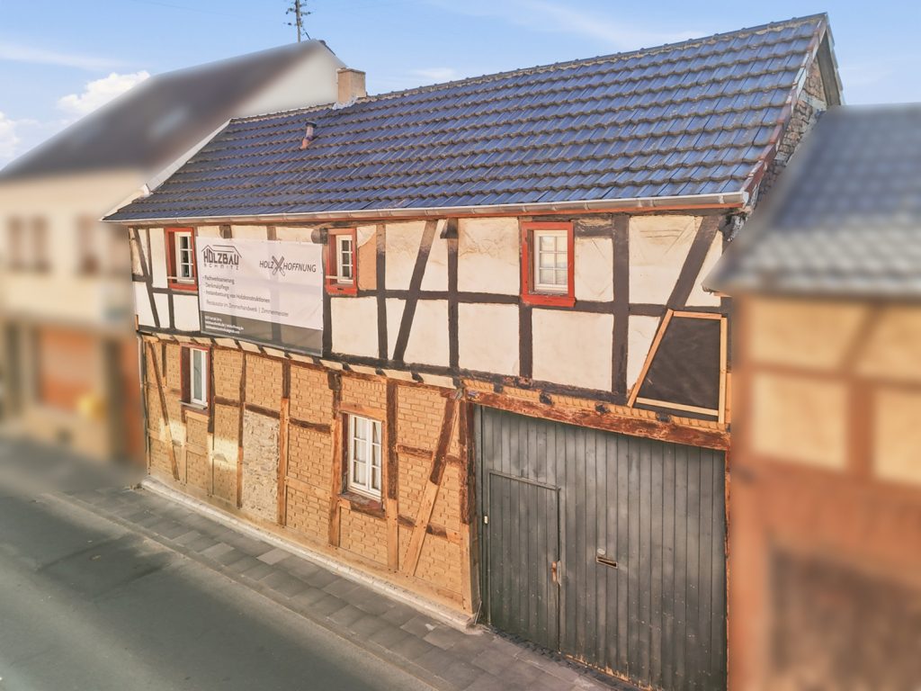 Gütelhöfer Immobilien - Immobilienangebot - Euskirchen / Kirchheim - Alle - Liebevoll sanierte und denkmalgeschützte Hofanlage mit Kaminofen und großzügigem Garten in Kirchheim