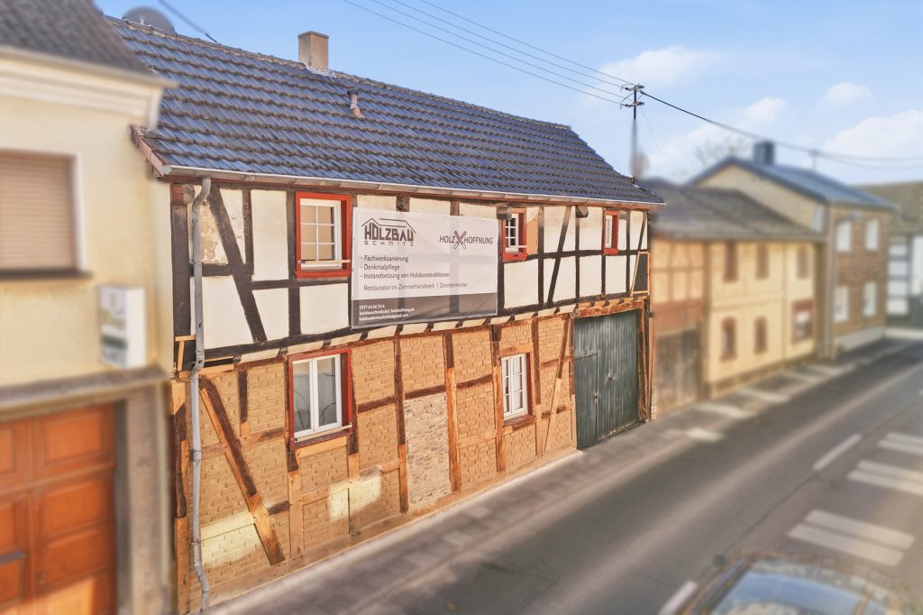 Gütelhöfer Immobilien - Immobilienangebot - Euskirchen / Kirchheim - Alle - Liebevoll sanierte und denkmalgeschützte Hofanlage mit Kaminofen und großzügigem Garten in Kirchheim