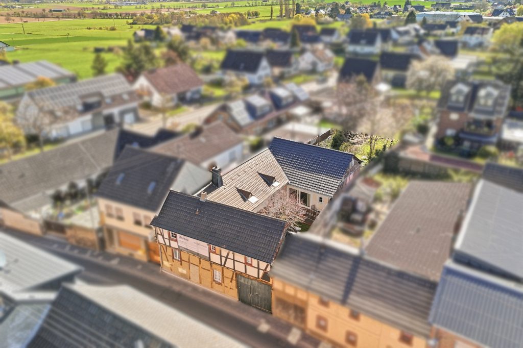 Gütelhöfer Immobilien - Immobilienangebot - Euskirchen / Kirchheim - Alle - Liebevoll sanierte und denkmalgeschützte Hofanlage mit Kaminofen und großzügigem Garten in Kirchheim