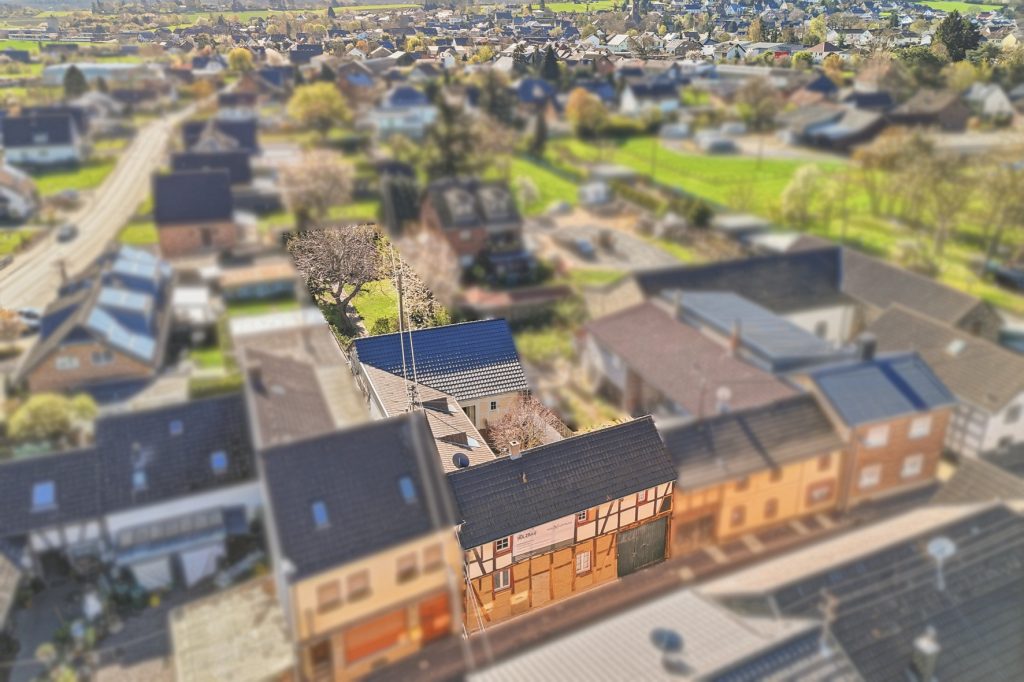 Gütelhöfer Immobilien - Immobilienangebot - Euskirchen / Kirchheim - Alle - Liebevoll sanierte und denkmalgeschützte Hofanlage mit Kaminofen und großzügigem Garten in Kirchheim
