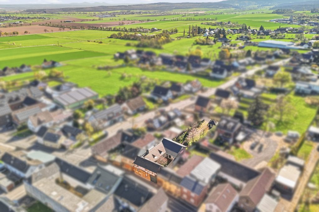 Gütelhöfer Immobilien - Immobilienangebot - Euskirchen / Kirchheim - Alle - Liebevoll sanierte und denkmalgeschützte Hofanlage mit Kaminofen und großzügigem Garten in Kirchheim