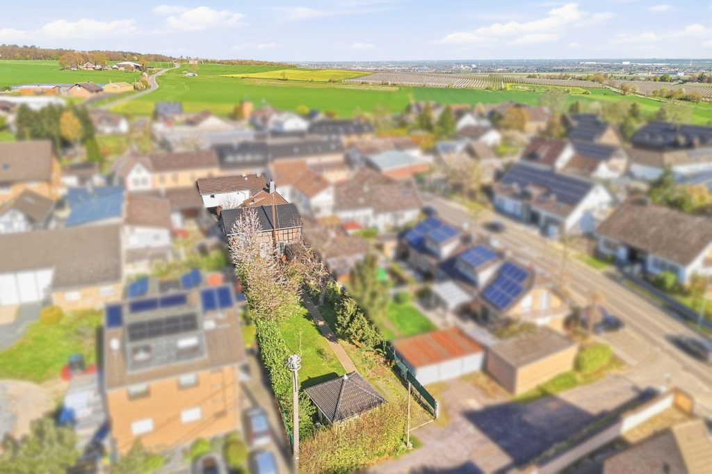 Gütelhöfer Immobilien - Immobilienangebot - Euskirchen / Kirchheim - Alle - Liebevoll sanierte und denkmalgeschützte Hofanlage mit Kaminofen und großzügigem Garten in Kirchheim