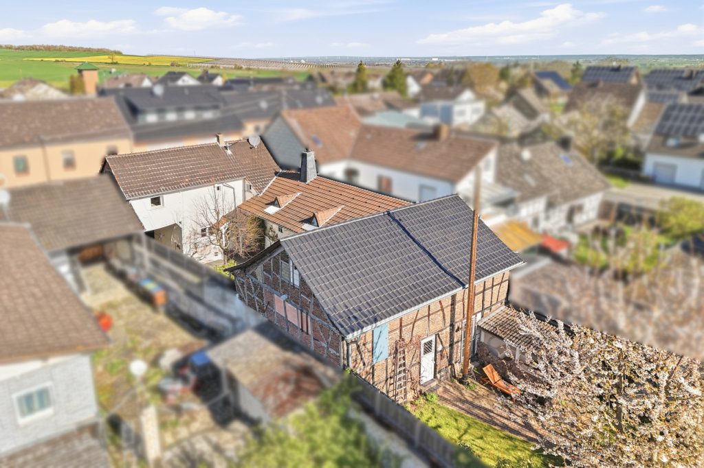 Gütelhöfer Immobilien - Immobilienangebot - Euskirchen / Kirchheim - Alle - Liebevoll sanierte und denkmalgeschützte Hofanlage mit Kaminofen und großzügigem Garten in Kirchheim