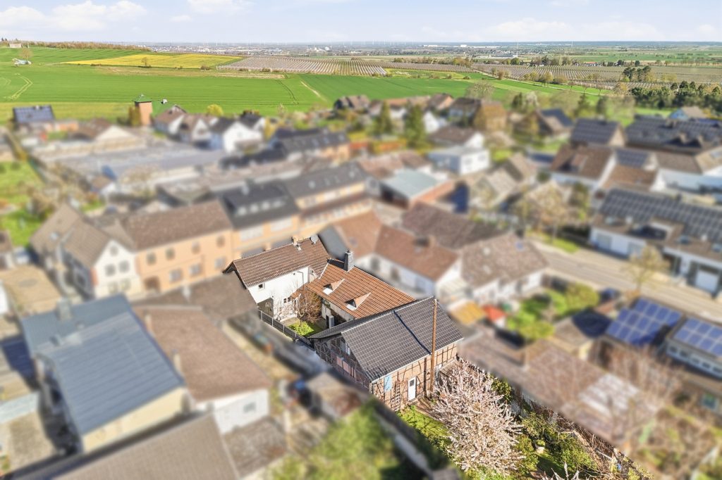 Gütelhöfer Immobilien - Immobilienangebot - Euskirchen / Kirchheim - Alle - Liebevoll sanierte und denkmalgeschützte Hofanlage mit Kaminofen und großzügigem Garten in Kirchheim