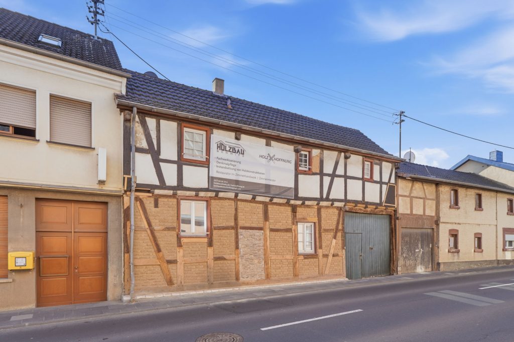 Gütelhöfer Immobilien - Immobilienangebot - Euskirchen / Kirchheim - Alle - Liebevoll sanierte und denkmalgeschützte Hofanlage mit Kaminofen und großzügigem Garten in Kirchheim