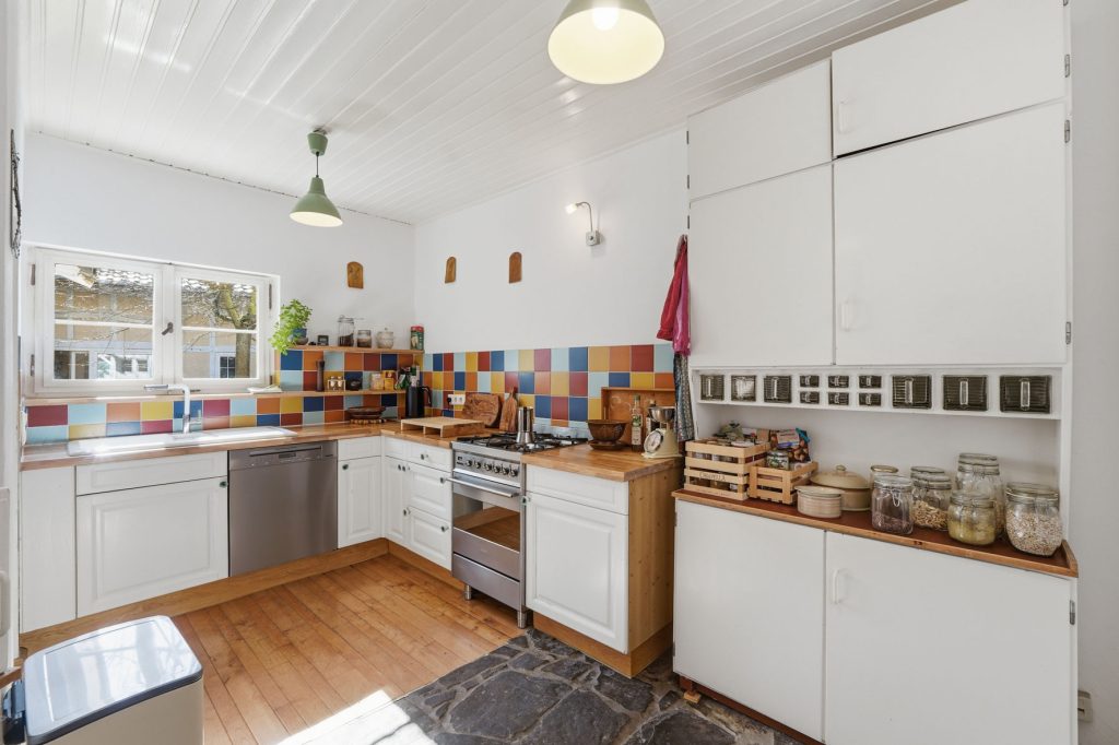 Gütelhöfer Immobilien - Immobilienangebot - Euskirchen / Kirchheim - Alle - Liebevoll sanierte und denkmalgeschützte Hofanlage mit Kaminofen und großzügigem Garten in Kirchheim