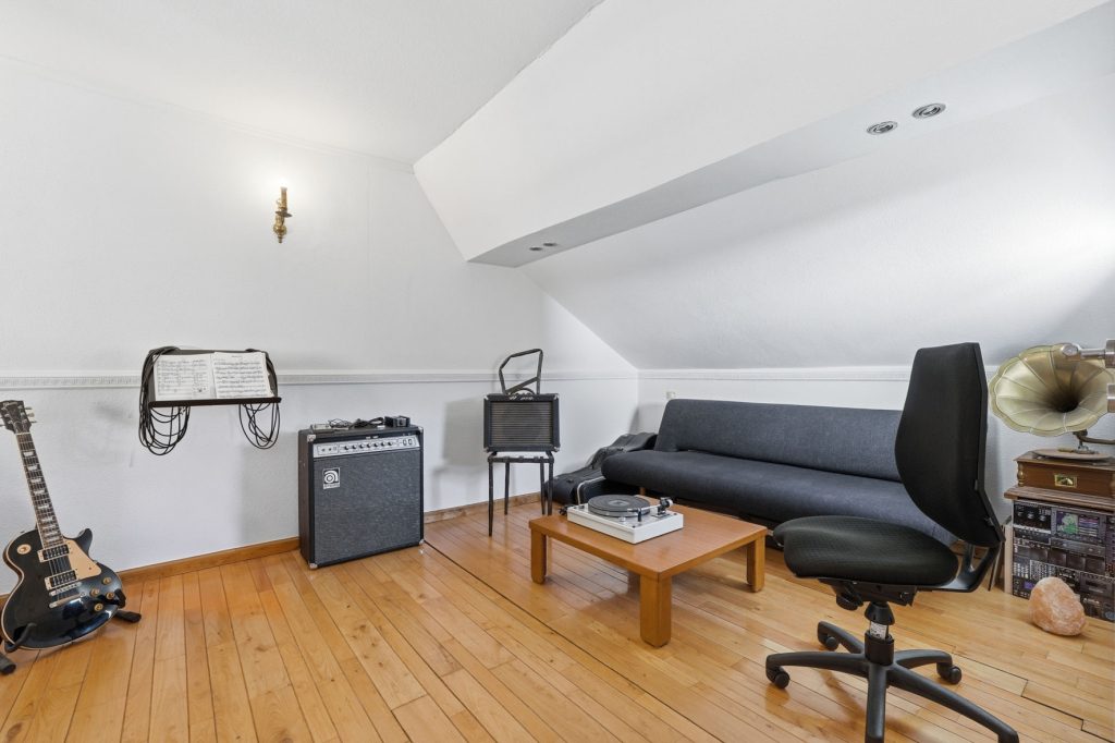 Gütelhöfer Immobilien - Immobilienangebot - Euskirchen / Kirchheim - Alle - Liebevoll sanierte und denkmalgeschützte Hofanlage mit Kaminofen und großzügigem Garten in Kirchheim