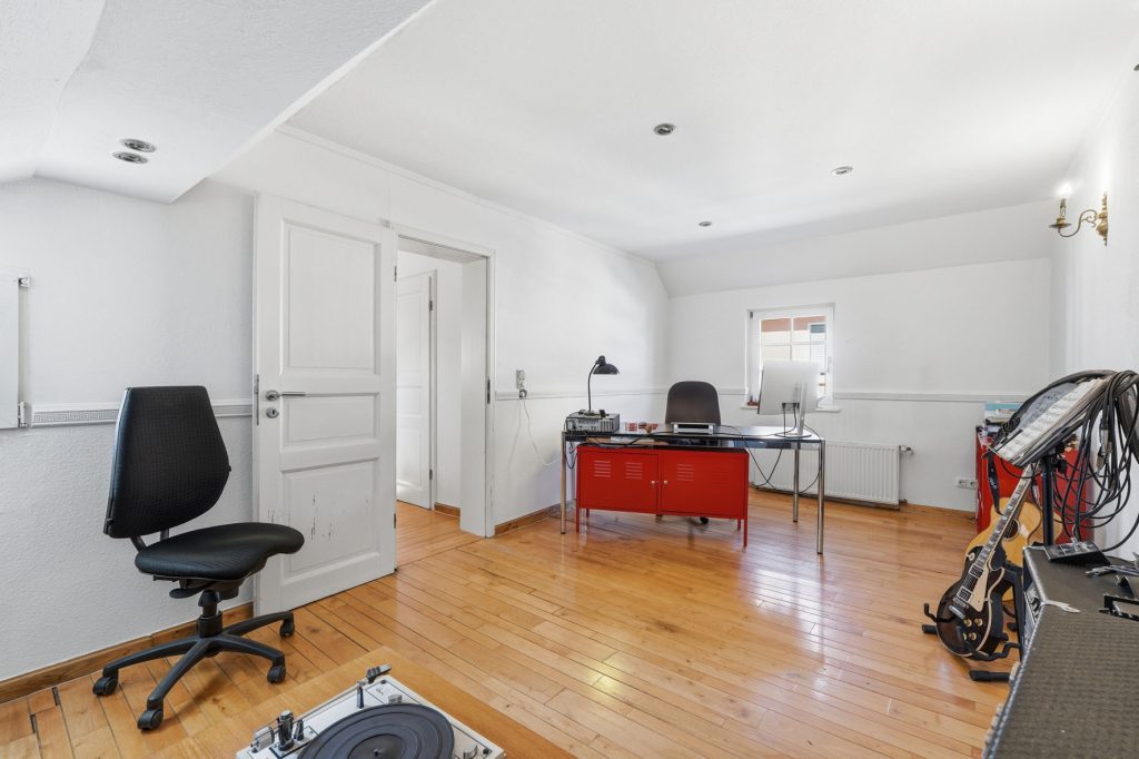 Gütelhöfer Immobilien - Immobilienangebot - Euskirchen / Kirchheim - Alle - Liebevoll sanierte und denkmalgeschützte Hofanlage mit Kaminofen und großzügigem Garten in Kirchheim
