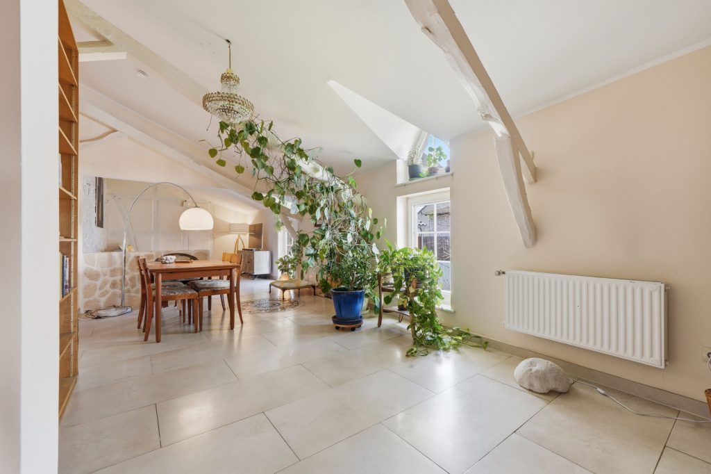 Gütelhöfer Immobilien - Immobilienangebot - Euskirchen / Kirchheim - Alle - Liebevoll sanierte und denkmalgeschützte Hofanlage mit Kaminofen und großzügigem Garten in Kirchheim
