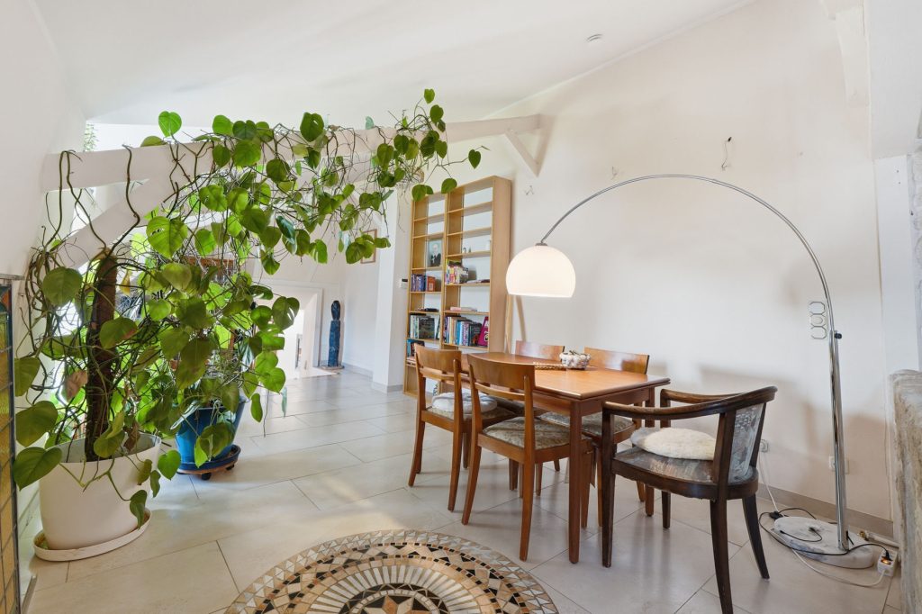 Gütelhöfer Immobilien - Immobilienangebot - Euskirchen / Kirchheim - Alle - Liebevoll sanierte und denkmalgeschützte Hofanlage mit Kaminofen und großzügigem Garten in Kirchheim