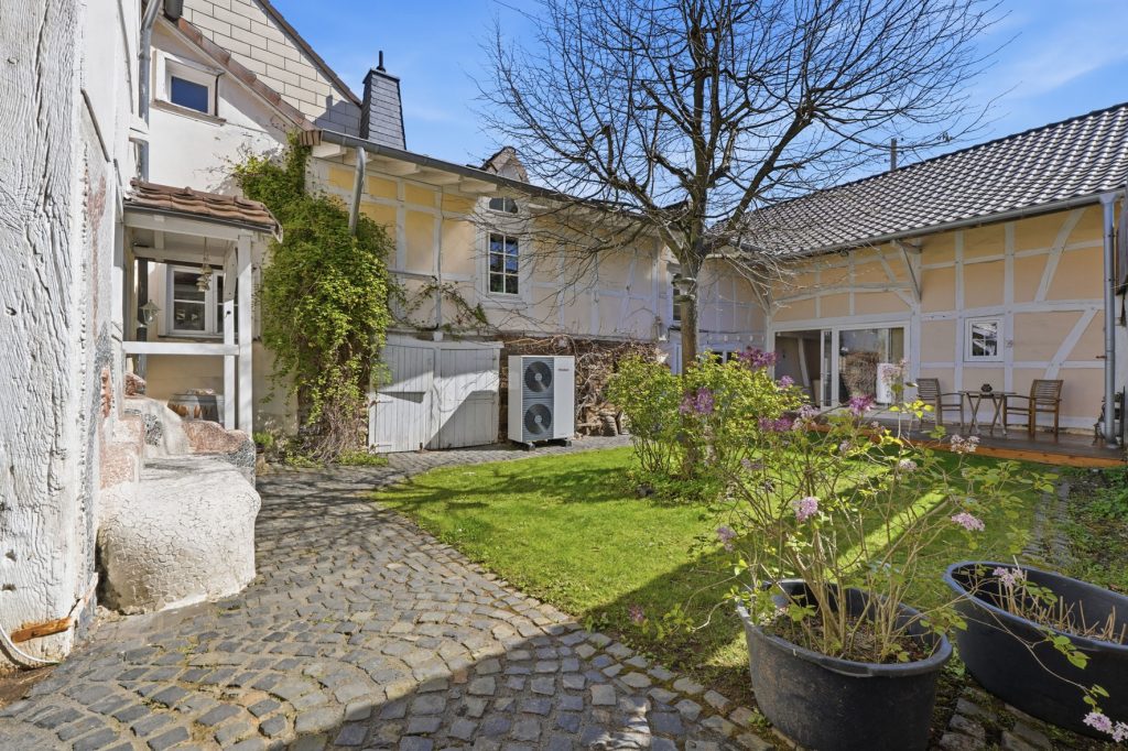 Gütelhöfer Immobilien - Immobilienangebot - Euskirchen / Kirchheim - Alle - Liebevoll sanierte und denkmalgeschützte Hofanlage mit Kaminofen und großzügigem Garten in Kirchheim