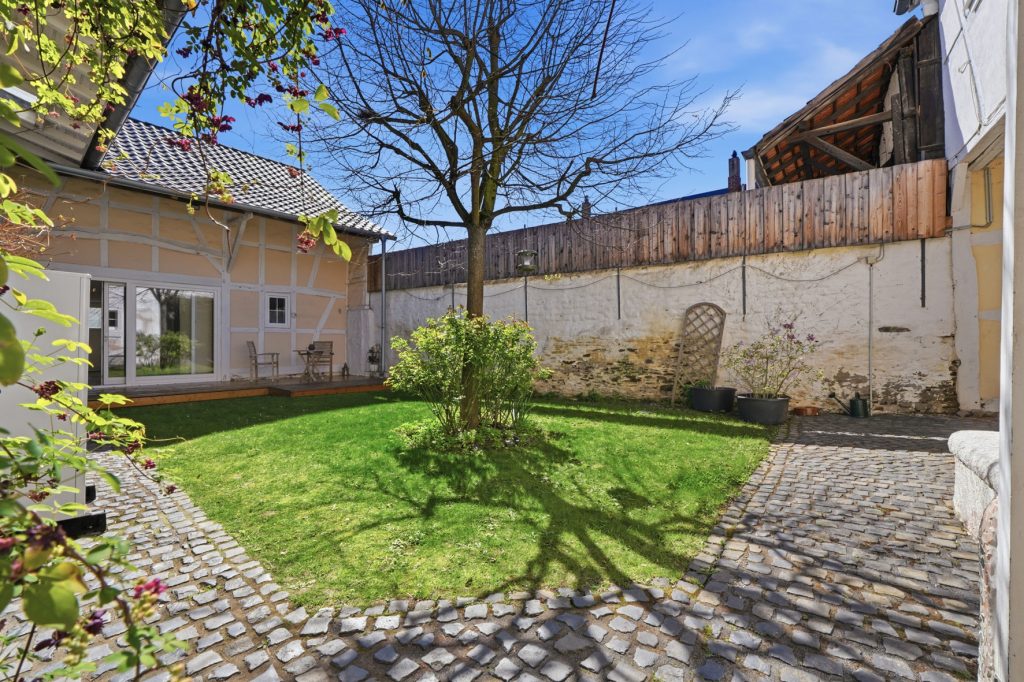 Gütelhöfer Immobilien - Immobilienangebot - Euskirchen / Kirchheim - Alle - Liebevoll sanierte und denkmalgeschützte Hofanlage mit Kaminofen und großzügigem Garten in Kirchheim