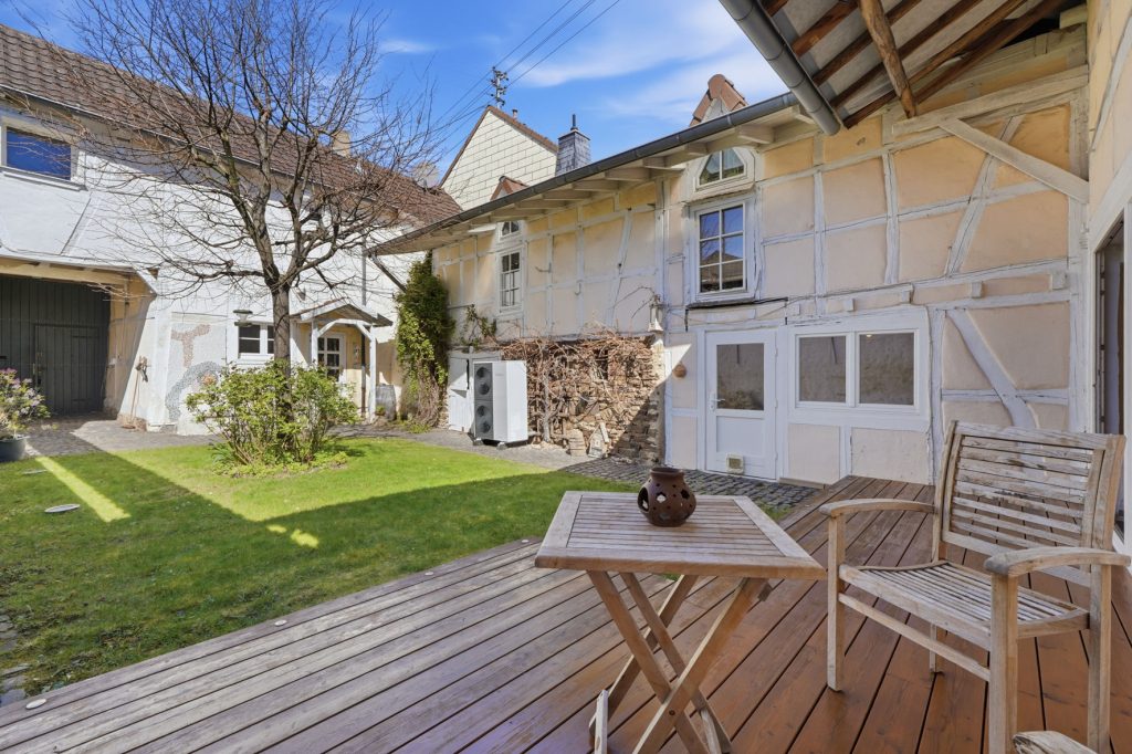 Gütelhöfer Immobilien - Immobilienangebot - Euskirchen / Kirchheim - Alle - Liebevoll sanierte und denkmalgeschützte Hofanlage mit Kaminofen und großzügigem Garten in Kirchheim
