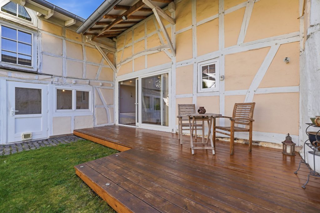 Gütelhöfer Immobilien - Immobilienangebot - Euskirchen / Kirchheim - Alle - Liebevoll sanierte und denkmalgeschützte Hofanlage mit Kaminofen und großzügigem Garten in Kirchheim