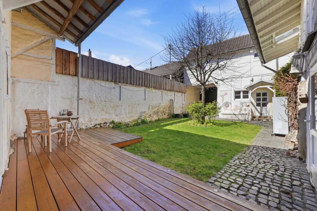 Gütelhöfer Immobilien - Immobilienangebot - Euskirchen / Kirchheim - Alle - Liebevoll sanierte und denkmalgeschützte Hofanlage mit Kaminofen und großzügigem Garten in Kirchheim