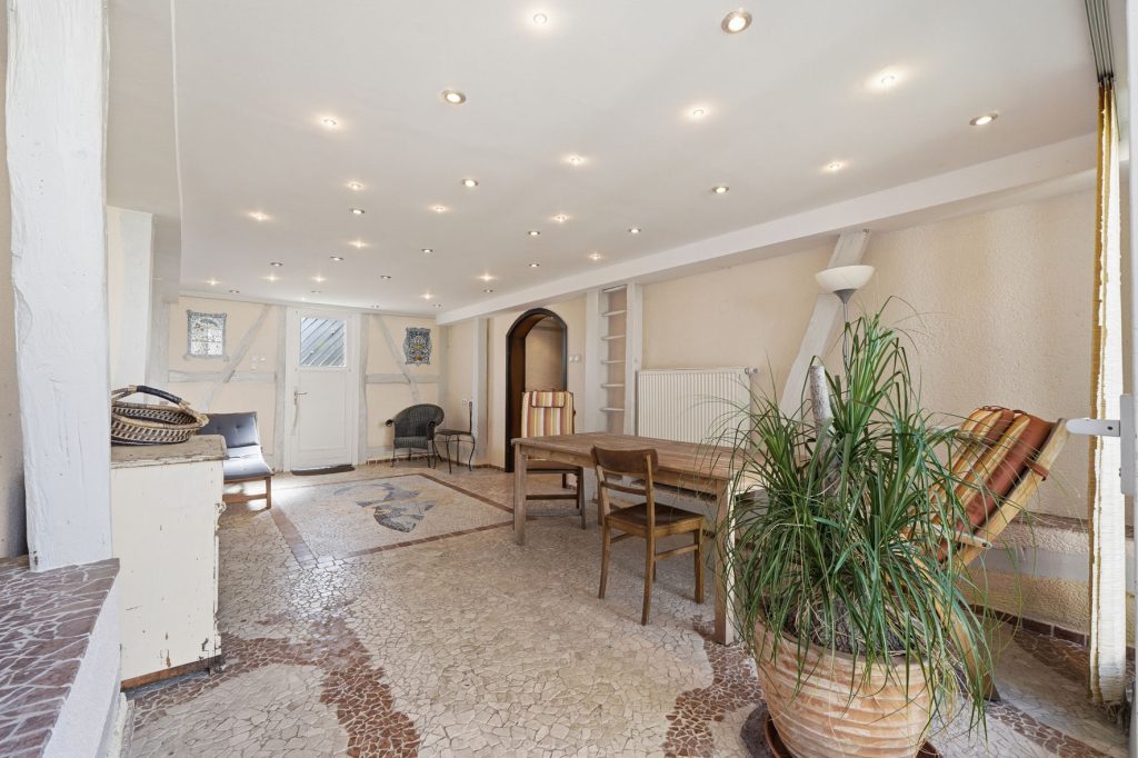 Gütelhöfer Immobilien - Immobilienangebot - Euskirchen / Kirchheim - Alle - Liebevoll sanierte und denkmalgeschützte Hofanlage mit Kaminofen und großzügigem Garten in Kirchheim