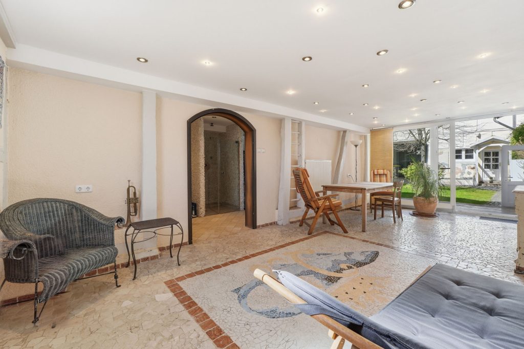 Gütelhöfer Immobilien - Immobilienangebot - Euskirchen / Kirchheim - Alle - Liebevoll sanierte und denkmalgeschützte Hofanlage mit Kaminofen und großzügigem Garten in Kirchheim