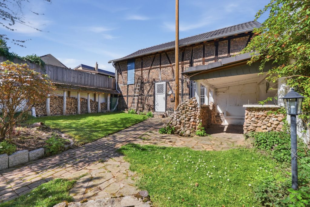Gütelhöfer Immobilien - Immobilienangebot - Euskirchen / Kirchheim - Alle - Liebevoll sanierte und denkmalgeschützte Hofanlage mit Kaminofen und großzügigem Garten in Kirchheim