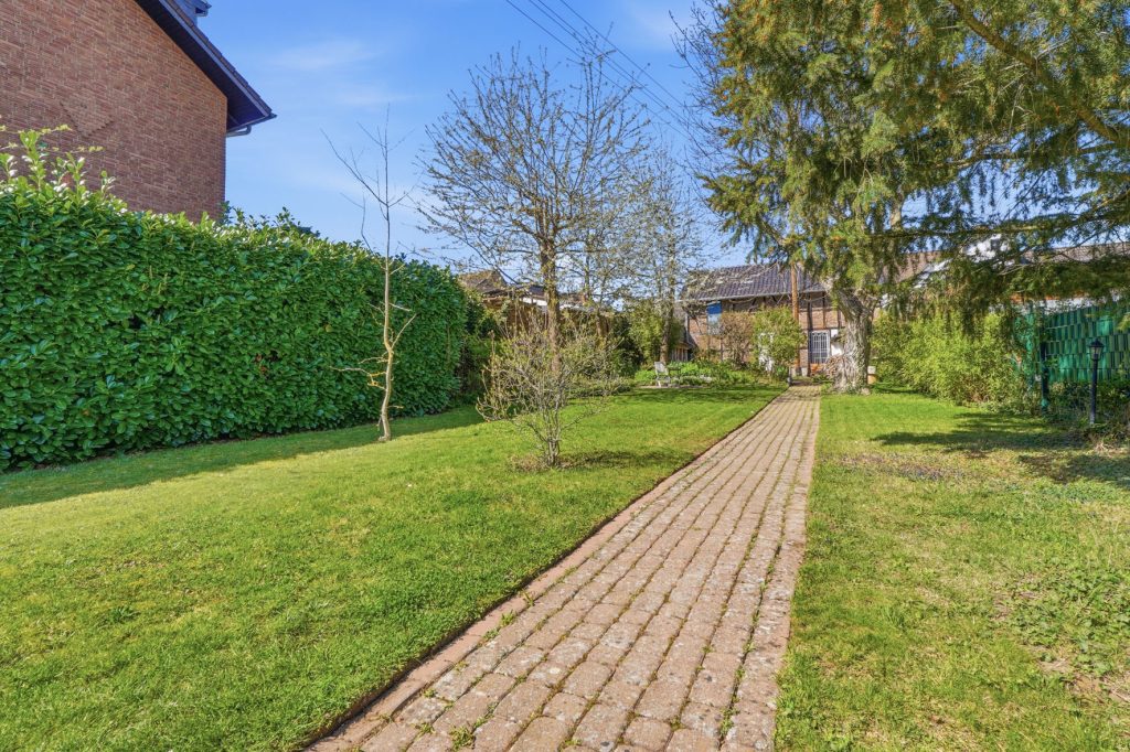 Gütelhöfer Immobilien - Immobilienangebot - Euskirchen / Kirchheim - Alle - Liebevoll sanierte und denkmalgeschützte Hofanlage mit Kaminofen und großzügigem Garten in Kirchheim
