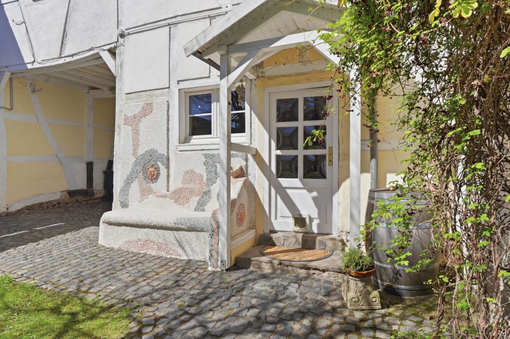 Gütelhöfer Immobilien - Immobilienangebot - Euskirchen / Kirchheim - Alle - Liebevoll sanierte und denkmalgeschützte Hofanlage mit Kaminofen und großzügigem Garten in Kirchheim