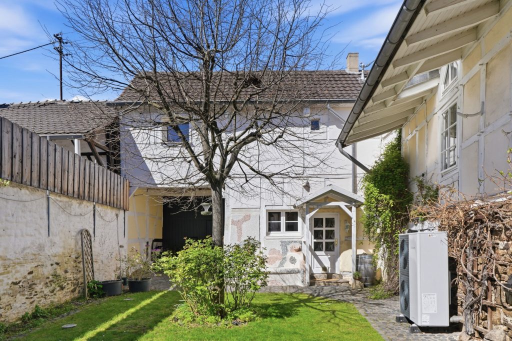 Gütelhöfer Immobilien - Immobilienangebot - Euskirchen / Kirchheim - Alle - Liebevoll sanierte und denkmalgeschützte Hofanlage mit Kaminofen und großzügigem Garten in Kirchheim