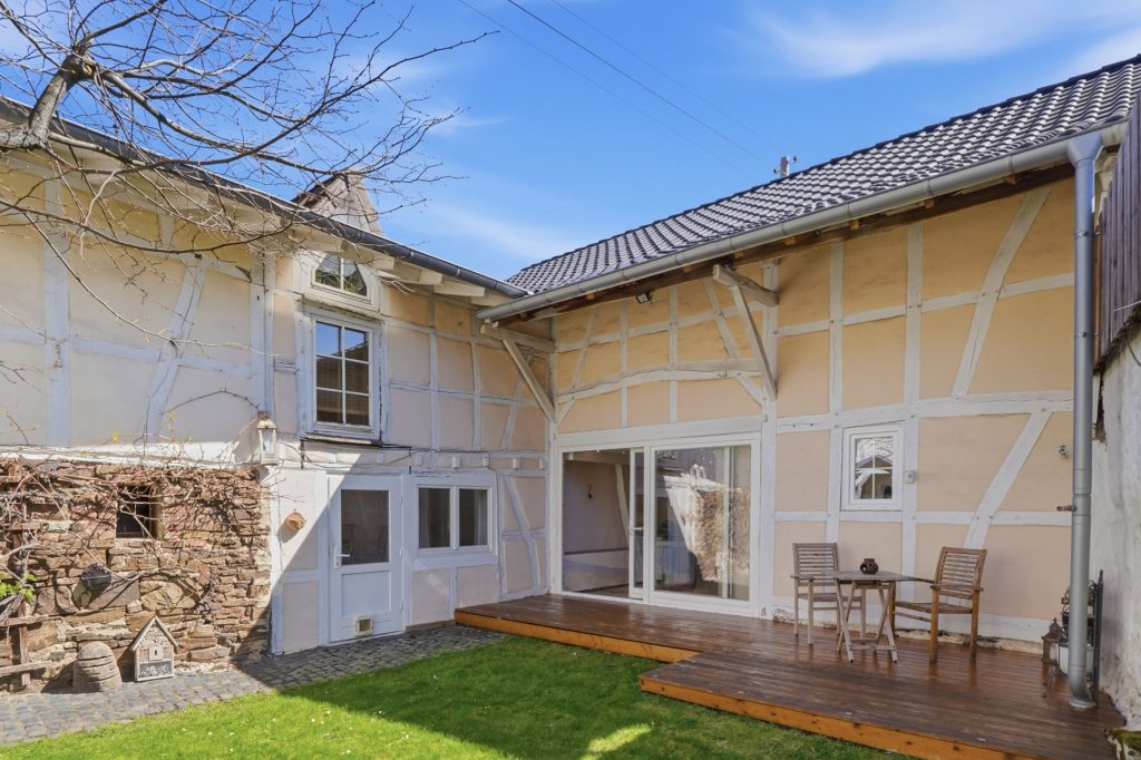 Gütelhöfer Immobilien - Immobilienangebot - Euskirchen / Kirchheim - Alle - Liebevoll sanierte und denkmalgeschützte Hofanlage mit Kaminofen und großzügigem Garten in Kirchheim
