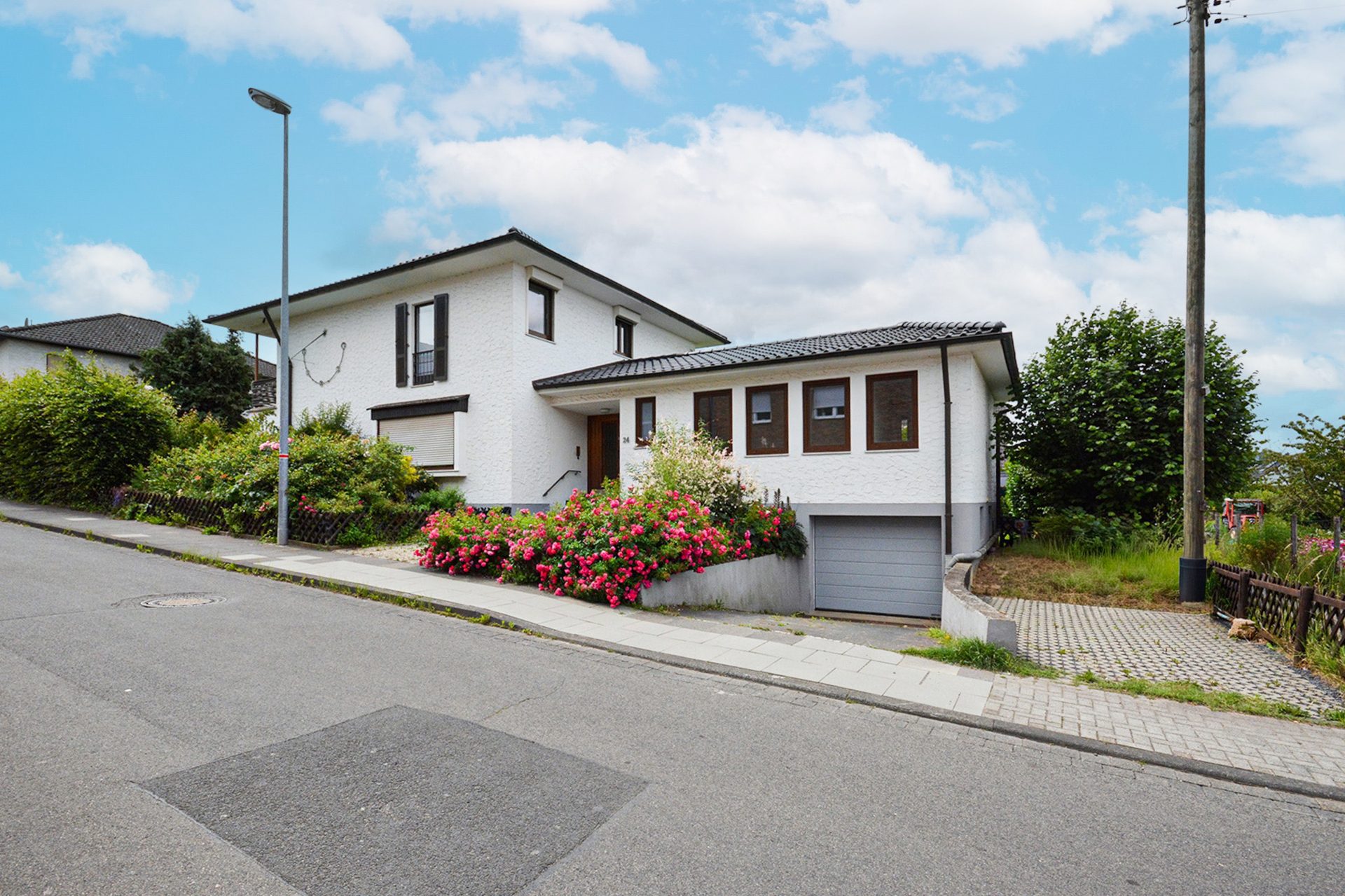 Gütelhöfer Immobilien - Immobilienangebot - Alfter - Alle - Praxis gesucht? Vielseitige Gewerbefläche mit Behandlungsräumen und KFZ Stellplatz in Alfter