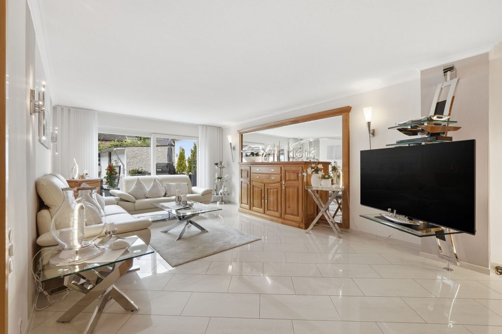 Gütelhöfer Immobilien - Immobilienangebot - Bornheim - Alle - Wohnen, Arbeiten und Vermieten? Multifunktionales Wohn- und Geschäftshaus im Herzen von Bornheim