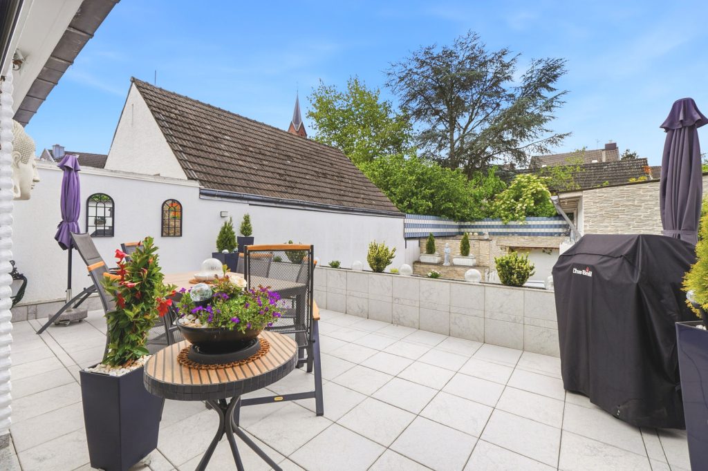 Gütelhöfer Immobilien - Immobilienangebot - Bornheim - Alle - Wohnen, Arbeiten und Vermieten? Multifunktionales Wohn- und Geschäftshaus im Herzen von Bornheim