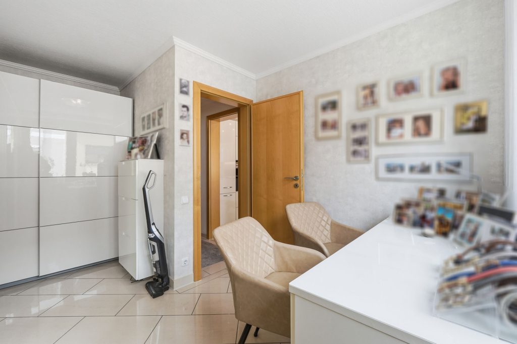Gütelhöfer Immobilien - Immobilienangebot - Bornheim - Alle - Wohnen, Arbeiten und Vermieten? Multifunktionales Wohn- und Geschäftshaus im Herzen von Bornheim