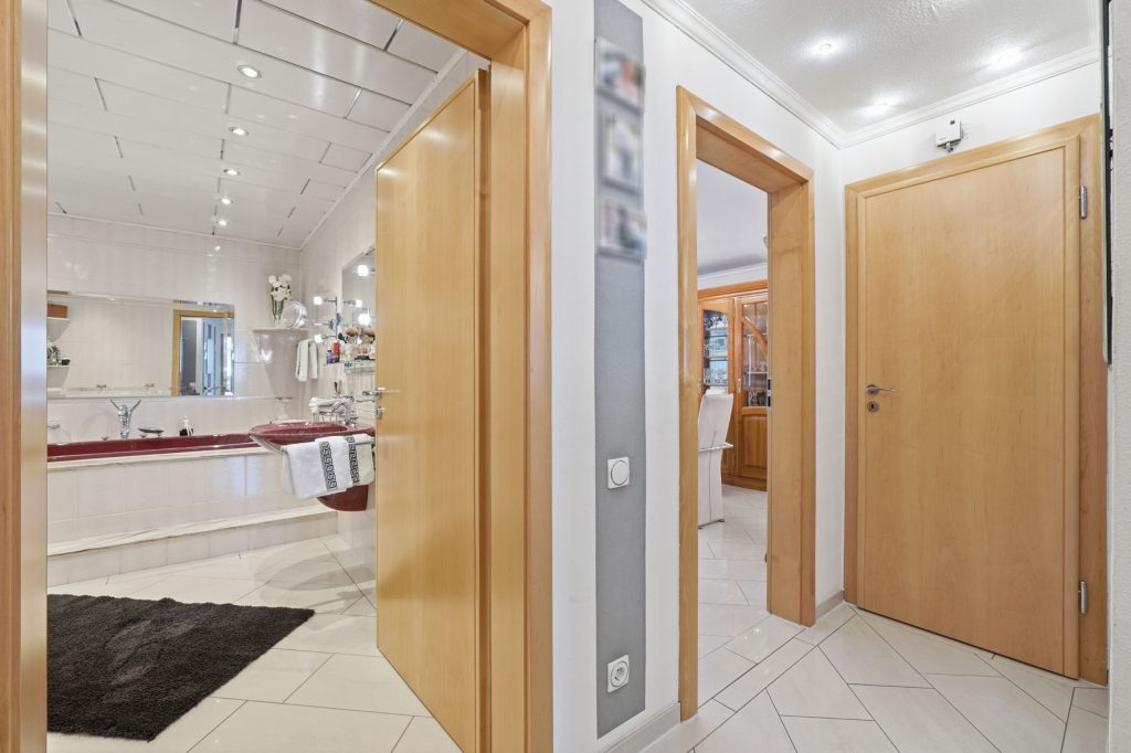 Gütelhöfer Immobilien - Immobilienangebot - Bornheim - Alle - Wohnen, Arbeiten und Vermieten? Multifunktionales Wohn- und Geschäftshaus im Herzen von Bornheim