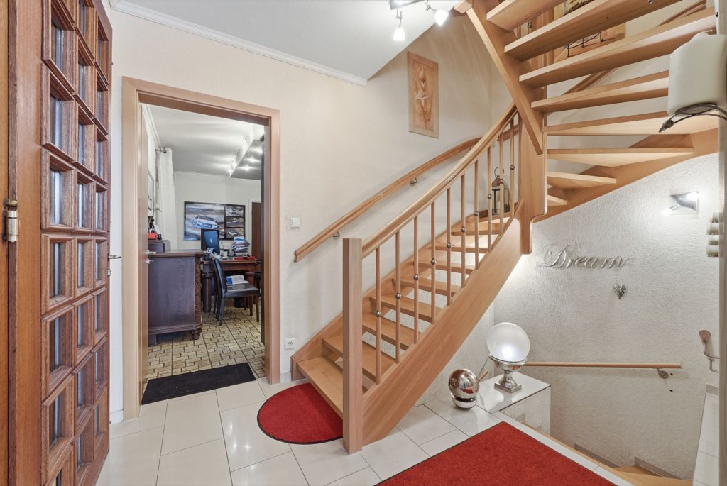 Gütelhöfer Immobilien - Immobilienangebot - Bornheim - Alle - Wohnen, Arbeiten und Vermieten? Multifunktionales Wohn- und Geschäftshaus im Herzen von Bornheim
